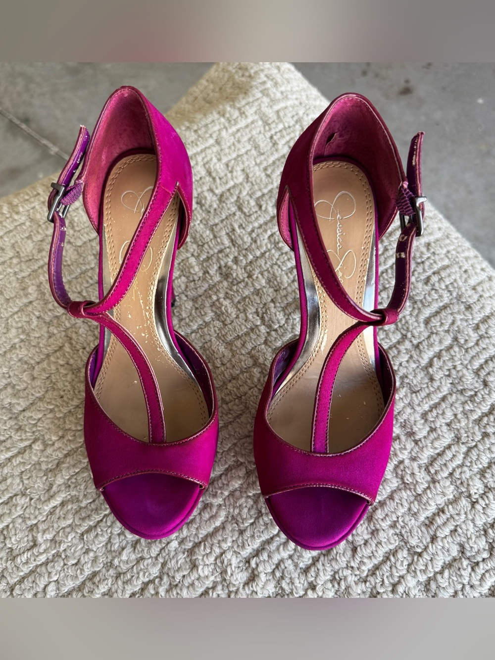 Gorgeous Jessica Simpson heels in a beautiful rich fuchsia/magenta color 💜